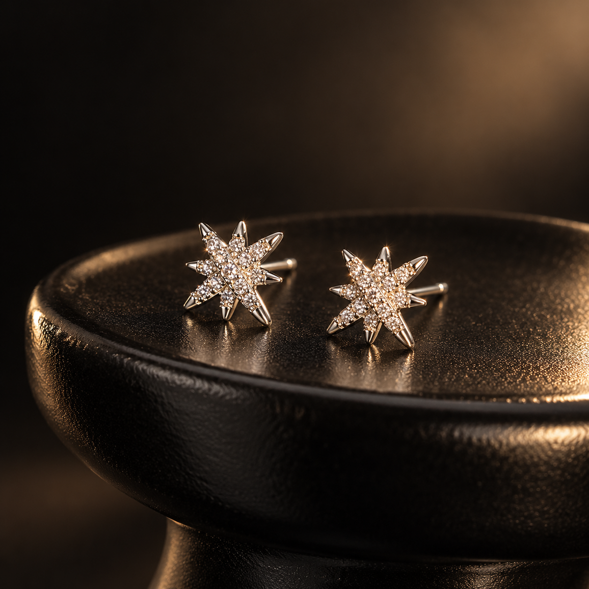 Par de brincos em formato de estrela com zircônias, um dos modelos do Trio Stella em aço inoxidável.